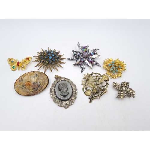 31 - A collection of assorted costume jewellery to include vintage brooches, gold tone choker etc.