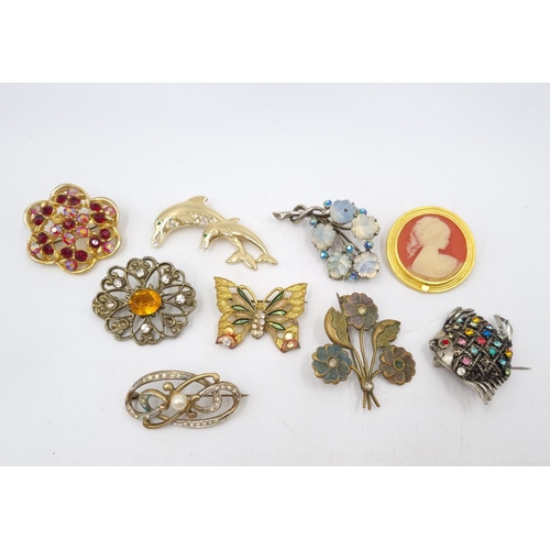 31 - A collection of assorted costume jewellery to include vintage brooches, gold tone choker etc.