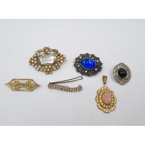 31 - A collection of assorted costume jewellery to include vintage brooches, gold tone choker etc.