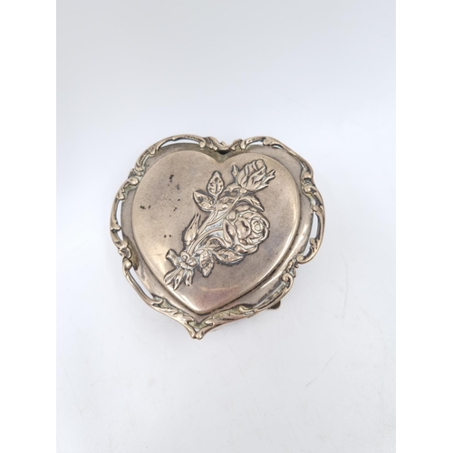 157 - An Edwardian hallmarked Birmingham sterling silver heart shaped trinket box, dated 1906 - approx. gr... 