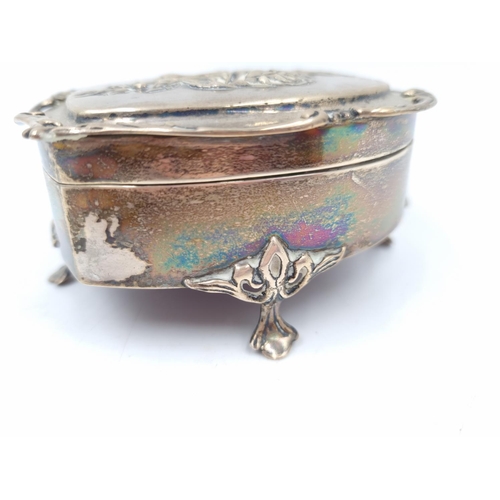 157 - An Edwardian hallmarked Birmingham sterling silver heart shaped trinket box, dated 1906 - approx. gr... 