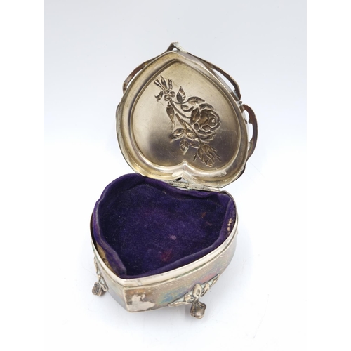 157 - An Edwardian hallmarked Birmingham sterling silver heart shaped trinket box, dated 1906 - approx. gr... 