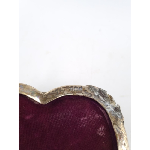 157 - An Edwardian hallmarked Birmingham sterling silver heart shaped trinket box, dated 1906 - approx. gr... 