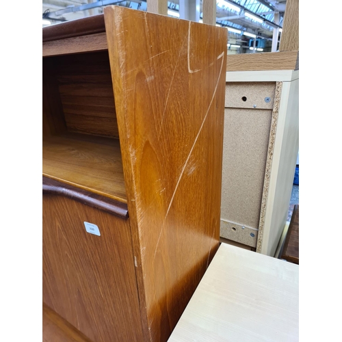 19 - A mid 20th century teak display cabinet - approx. 150cm high x 106cm wide x 30cm deep