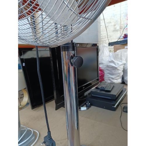 442 - A large chrome effect floor standing fan