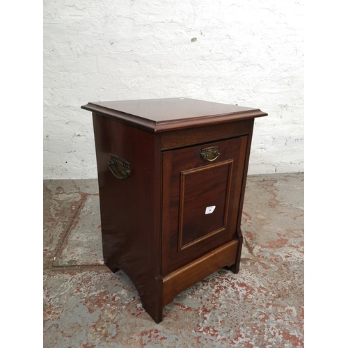 184 - An Edwardian mahogany purdonium with coal shovel - approx. 57cm high x 39cm wide x 37cm deep