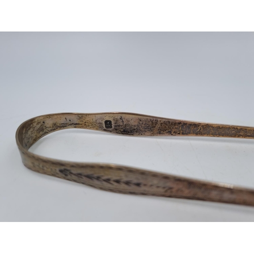 1020 - A pair of antique hallmarked sterling silver sugar tongs - approx. 13.5cm long and gross weight 34 g... 