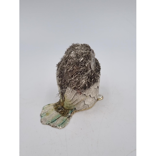 1030 - A hallmarked Sheffield silver owl ornament - approx. 4.5cm high and 42 grams