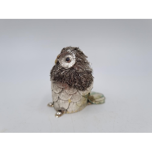 1030 - A hallmarked Sheffield silver owl ornament - approx. 4.5cm high and 42 grams