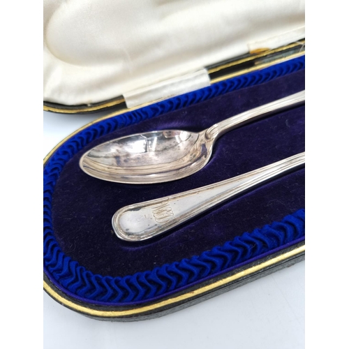 1038 - A boxed Edwardian hallmarked Sheffield silver two piece fork and spoon set by Robert Pringle & Sons,... 