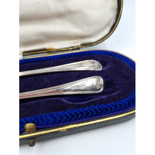 1038 - A boxed Edwardian hallmarked Sheffield silver two piece fork and spoon set by Robert Pringle & Sons,... 