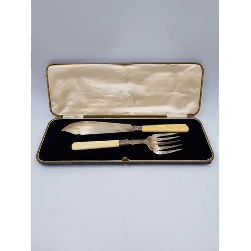 1039A - A cased hallmarked Sheffield silver two piece fish carving set by John Sanderson & Son Ltd, dated 19... 