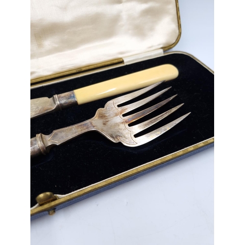 1039A - A cased hallmarked Sheffield silver two piece fish carving set by John Sanderson & Son Ltd, dated 19... 