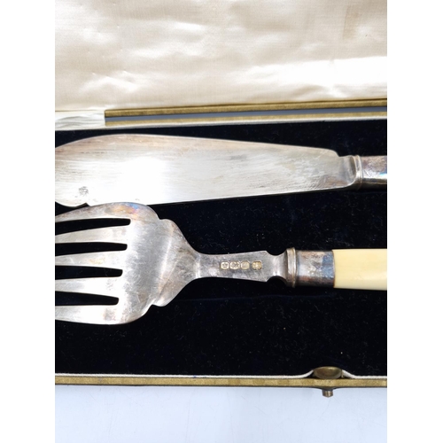 1039A - A cased hallmarked Sheffield silver two piece fish carving set by John Sanderson & Son Ltd, dated 19... 