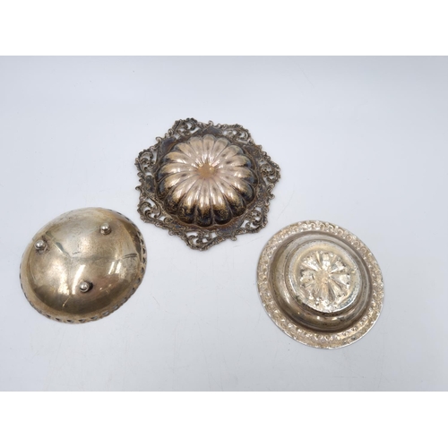 1049 - Three silver trinket dishes, one .800 8cm, one Birmingham 11cm and one .830 8.5cm - approx. gross we... 