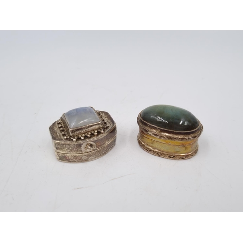 1056 - A collection of silver to include Birmingham salt - dated 1904, two .925 and gemstone pill boxes, Bi... 