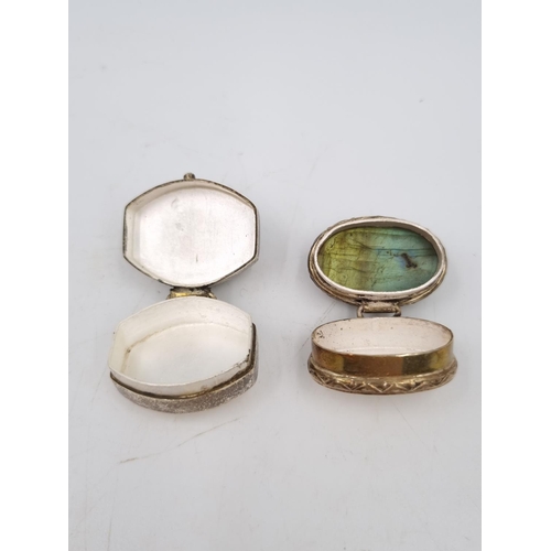 1056 - A collection of silver to include Birmingham salt - dated 1904, two .925 and gemstone pill boxes, Bi... 