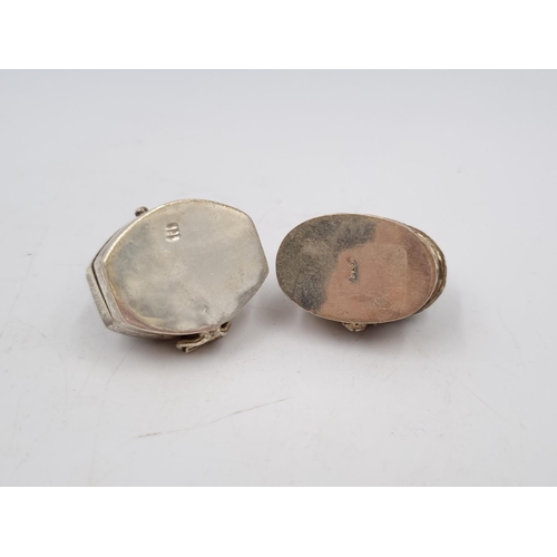 1056 - A collection of silver to include Birmingham salt - dated 1904, two .925 and gemstone pill boxes, Bi... 