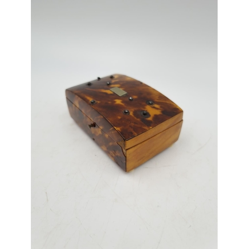 1067 - A late 19th/early 20th century tortoise shell trinket box - approx. 3.5cm high x 8cm wide x 5cm deep