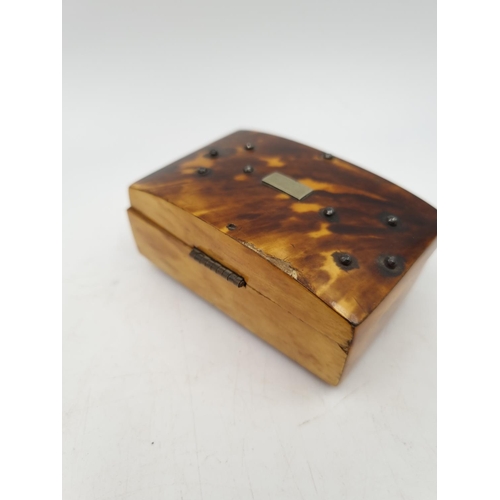 1067 - A late 19th/early 20th century tortoise shell trinket box - approx. 3.5cm high x 8cm wide x 5cm deep