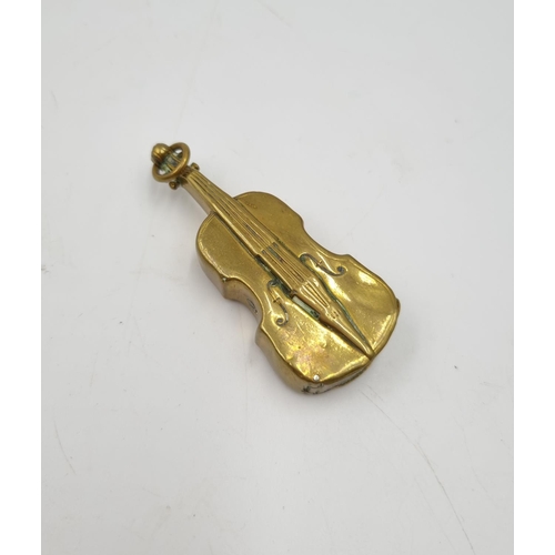 1074 - A 19th century brass novelty violin snuff box - approx. 6.5cm long