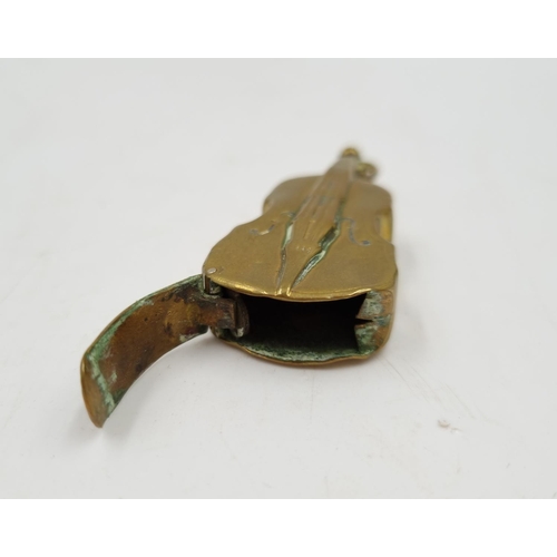 1074 - A 19th century brass novelty violin snuff box - approx. 6.5cm long