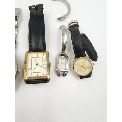 1092 - Five assorted men's and women's wristwatches to include Gucci, Sekonda etc.