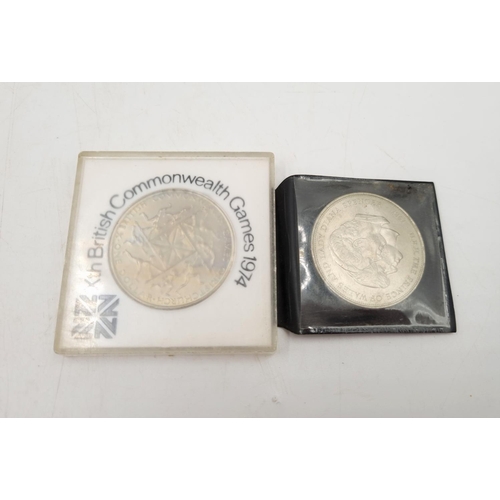 1112 - A collection of assorted worldwide currency to include George III .925 silver Crown - dated 1820, Vi... 