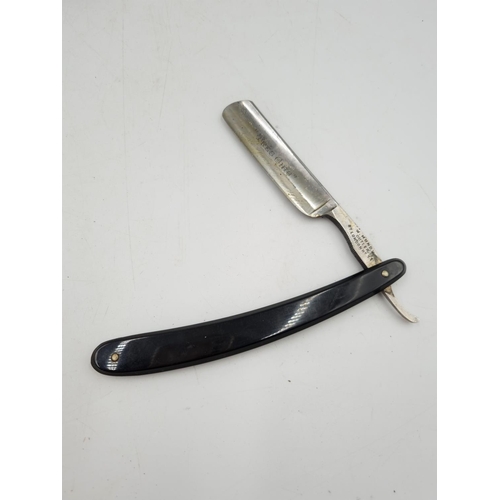 1113 - A collection of assorted antique and vintage cut throat razors to include boxed The Royal Crown Razo... 