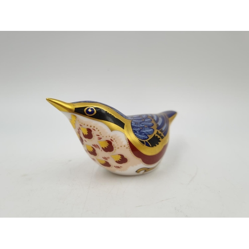 1156 - A Royal Crown Derby Nuthatch paperweight with gold stopper - approx. 5cm high