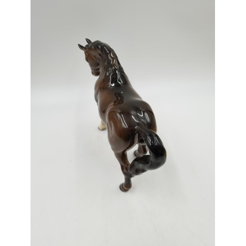 1166 - A Beswick brown horse figurine - approx. 15cm high x 22cm long