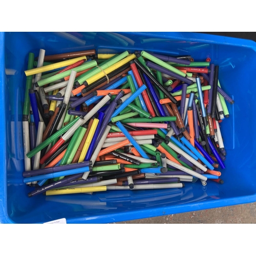 586 - A box containing a large collection of assorted felt tip pens