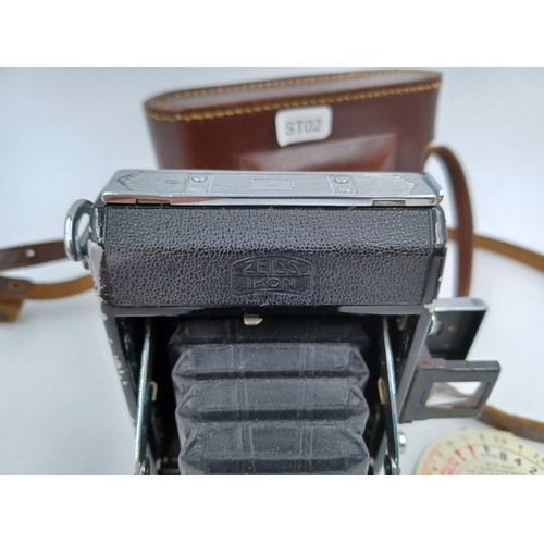 217 - A cased late 1930s Zeiss Ikon Nettar 515 self-erecting folding camera for 120 film fitted with Netta... 