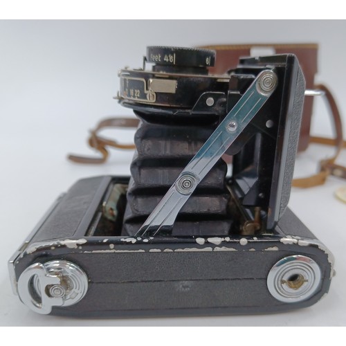 217 - A cased late 1930s Zeiss Ikon Nettar 515 self-erecting folding camera for 120 film fitted with Netta... 