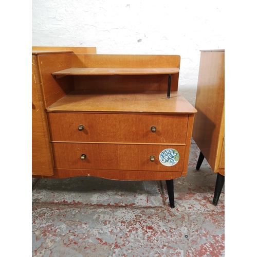 30 - A mid 20th century oak two piece bedroom suite comprising chest of three drawers - approx. 72cm high... 