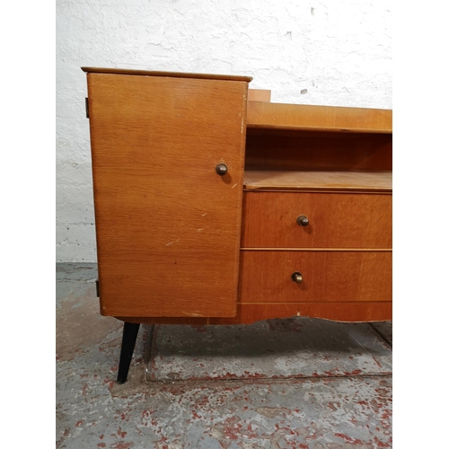 30 - A mid 20th century oak two piece bedroom suite comprising chest of three drawers - approx. 72cm high... 