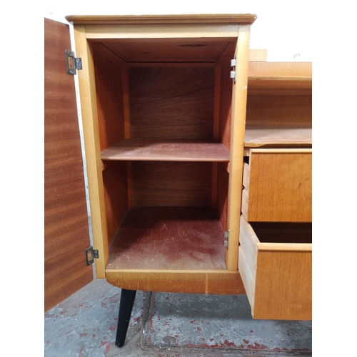 30 - A mid 20th century oak two piece bedroom suite comprising chest of three drawers - approx. 72cm high... 