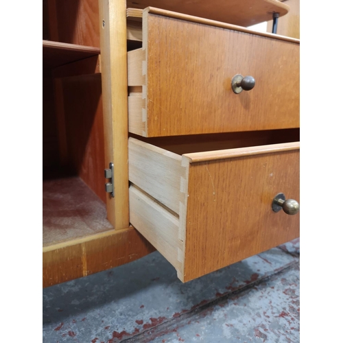 30 - A mid 20th century oak two piece bedroom suite comprising chest of three drawers - approx. 72cm high... 