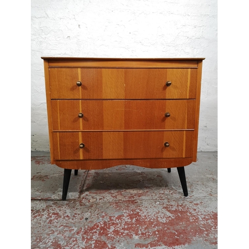 30 - A mid 20th century oak two piece bedroom suite comprising chest of three drawers - approx. 72cm high... 