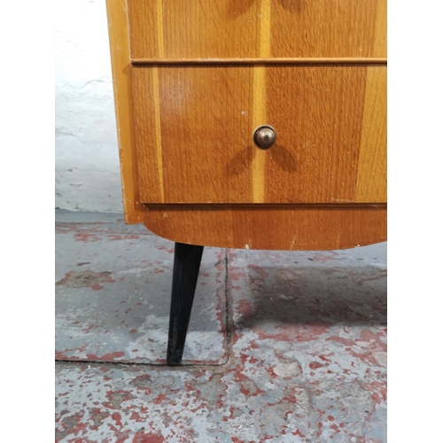 30 - A mid 20th century oak two piece bedroom suite comprising chest of three drawers - approx. 72cm high... 