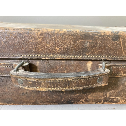 1629A - A vintage leather travel case