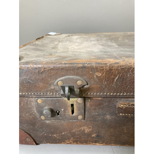 1629A - A vintage leather travel case