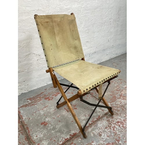 1683 - A WWI Officers folding camping chair - approx 84cm high x 43 wide x 45cm deep when extended