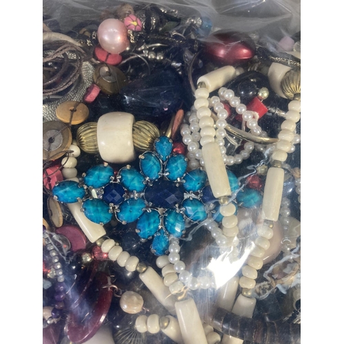 93 - A large collection of assorted costume jewellery - approx. 3.55kg