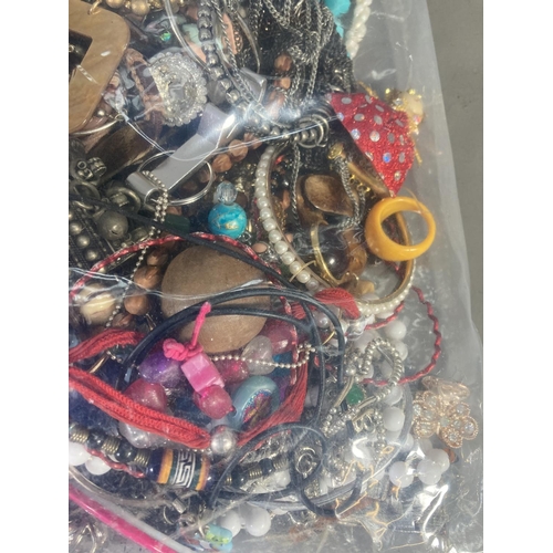 95 - A large collection of assorted costume jewellery - approx. 4.00kg