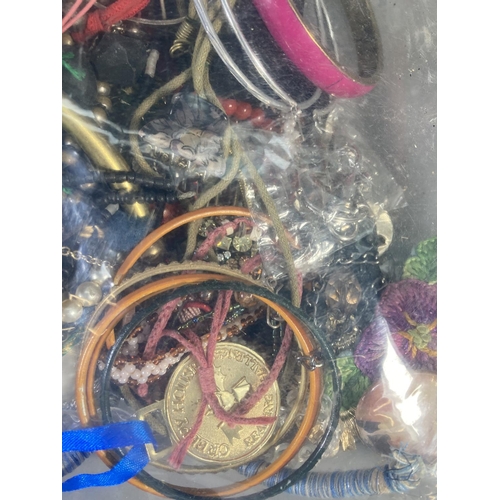 95 - A large collection of assorted costume jewellery - approx. 4.00kg