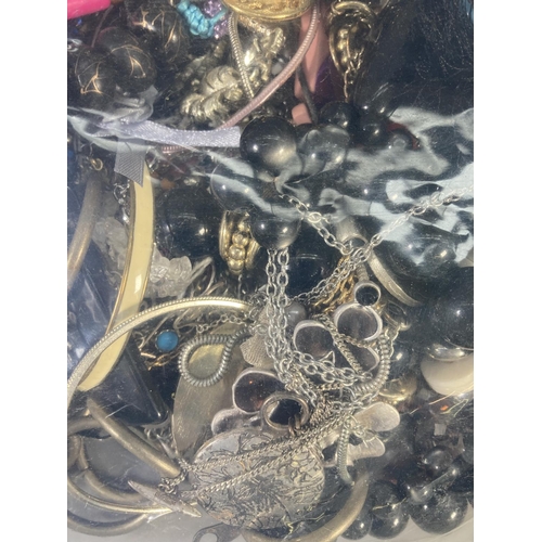 100 - A large collection of assorted costume jewellery - approx. 4.30kg