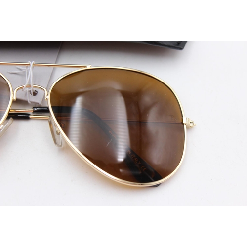 134 - A cased pair of unisex Ray-Ban gold tone aviator sunglasses