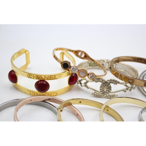 141 - Fourteen contemporary fashion bangles