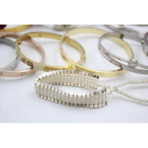 141 - Fourteen contemporary fashion bangles